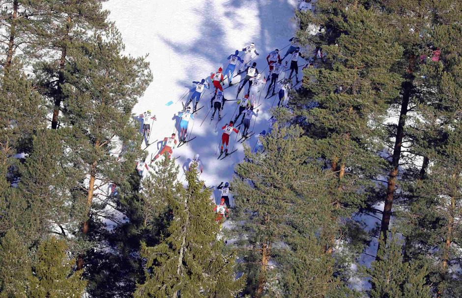 Un suggestivo passaggio dei partecipanti alla 50 km di sci di fondo ai Mondiali di Lahti, FInlandia (Reuters)